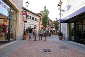 serravalle scrivia, italia - 24 de junio de 2017 - comienza la temporada de ventas en el diseñador outled foto