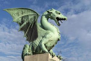 dragón de ljubljana en el símbolo de la ciudad del puente foto