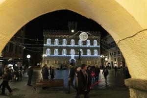 chiavari, italia - 23 de diciembre de 2018 - la histórica ciudad medieval está llena de gente para navidad foto