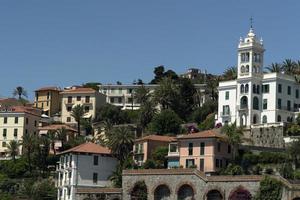 vista del pueblo de bordighera desde el mar foto