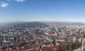 vista del castillo de ljubljana eslovenia en un día soleado foto