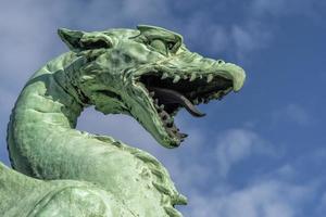 dragón de ljubljana en el símbolo de la ciudad del puente foto