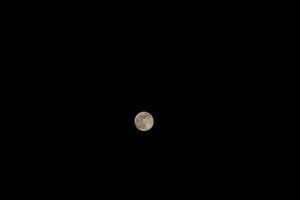 luna aislada sobre fondo negro foto