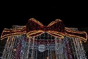 adornos y luces del árbol de navidad de la calle foto