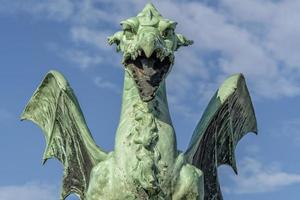 dragón de ljubljana en el símbolo de la ciudad del puente foto