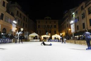 chiavari, italia - 23 de diciembre de 2018 - la histórica ciudad medieval de patinaje sobre hielo está abierta foto