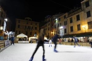 chiavari, italia - 23 de diciembre de 2018 - la histórica ciudad medieval de patinaje sobre hielo está abierta foto