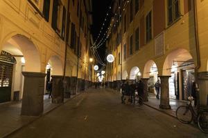 chiavari, italia - 23 de diciembre de 2018 - la histórica ciudad medieval está llena de gente para navidad foto