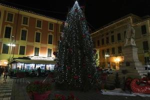 chiavari, italia - 23 de diciembre de 2018 - la histórica ciudad medieval está llena de gente para navidad foto