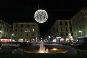 chiavari, italia - 23 de diciembre de 2018 - la histórica ciudad medieval está llena de gente para navidad foto