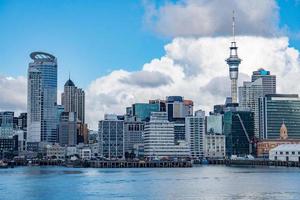 vista de la ciudad de aukland desde el mar foto