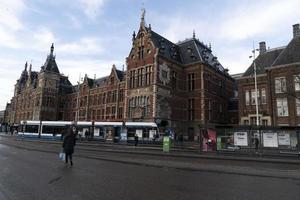 amsterdam, países bajos - 25 de febrero de 2020 - casco antiguo de la estación central foto