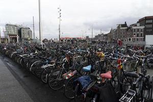 amsterdam, países bajos - 25 de febrero de 2020 - casco antiguo de la estación central foto