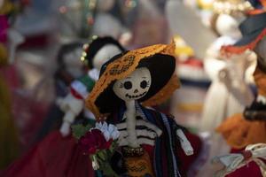 dia de muertos munecas calaveras mexico foto