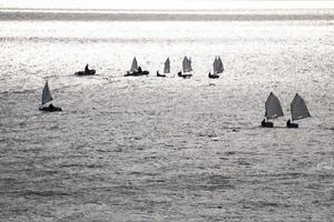 regata de barcos de niños pequeños optimistas foto