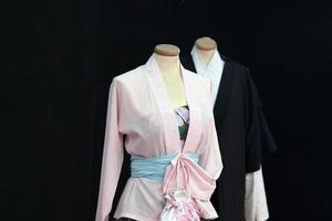 muchos vestidos de kimono japonés en el mercado foto