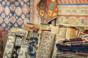 alfombra persa antigua vintage en bazar tienda mercado foto