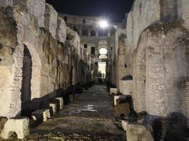 coliseo roma vista interior por la noche, 2022 foto