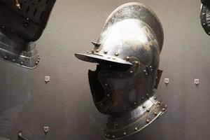 detalle de casco de hierro de armadura medieval foto