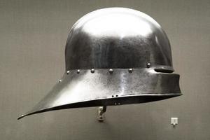 detalle de casco de hierro de armadura medieval