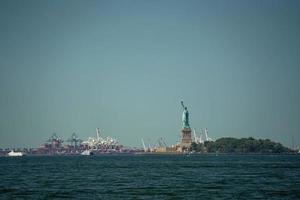 vista del paisaje urbano de nueva york desde la isla de la libertad del río hudson foto