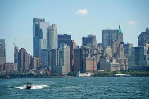 vista del paisaje urbano de nueva york desde la isla de la libertad del río hudson foto