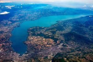 vista aérea del lago de zurich desde un avión foto