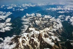 vista aérea de los alpes desde un avión foto