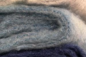 Bufanda de lana de muchos colores hecha a mano con detalle