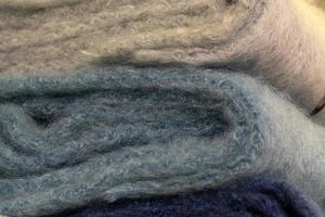 Bufanda de lana de muchos colores hecha a mano con detalle