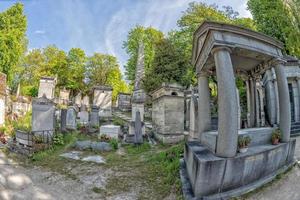 París, Francia - 2 de mayo de 2016 tumbas antiguas en el cementerio de Pere-Lachaise foto