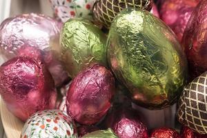 huevos de chocolate de pascua en el mercado foto