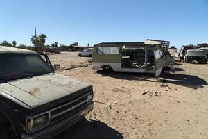 viejo coche abandonado en depósito de chatarra en baja california sur mexico foto