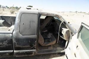 viejo coche abandonado en depósito de chatarra en baja california sur mexico foto