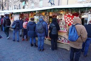 trento, italia - 9 de diciembre de 2017 - gente en el tradicional mercado navideño foto