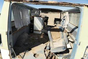 viejo coche abandonado en depósito de chatarra en baja california sur mexico foto