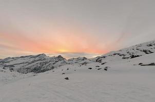 alta montaña invierno nieve maravillosa puesta de sol foto