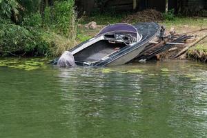 Barco rugoso oxidado en el río Támesis foto