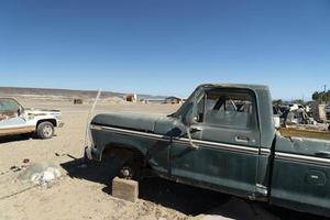 viejo coche abandonado en depósito de chatarra en baja california sur mexico foto