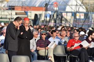 genova, italia - 26 de mayo de 2017 - el cardenal angelo bagnasco asiste a la preparación para la misa del papa francisco en kennedy place foto