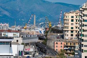 Génova, Italia - 26 de mayo de 2017 - paso elevado sobre fondo de hatrbor y linterna foto