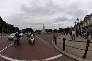 londres, inglaterra - 15 de julio de 2017 - turista tomando fotos en el palacio de buckingham