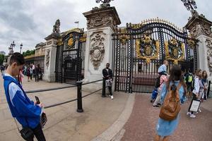 londres, inglaterra - 15 de julio de 2017 - turista tomando fotos en el palacio de buckingham