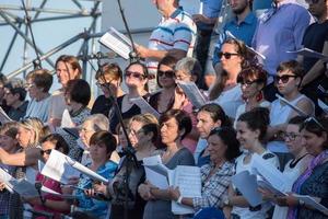 genova, italia - 26 de mayo de 2017 - preparación del coro para la misa del papa francisco en kennedy place foto