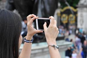 londres, inglaterra - 15 de julio de 2017 - turista tomando fotos en el palacio de buckingham