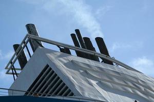 detalle de la chimenea del barco del ferry foto