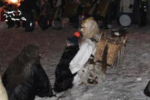 neuschoenau, alemania - 5 de enero de 2019 - celebración de la noche de lousnacht con el espíritu del bosque waldgeister en el pueblo de baviera foto