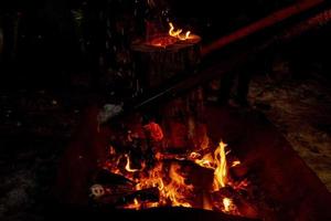 chimenea en la nieve al aire libre foto