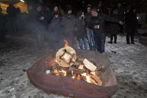 neuschoenau, alemania - 5 de enero de 2019 - celebración de la noche de lousnacht con el espíritu del bosque waldgeister en el pueblo de baviera foto
