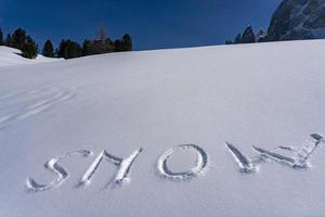 nieve escribiendo en la nieve foto